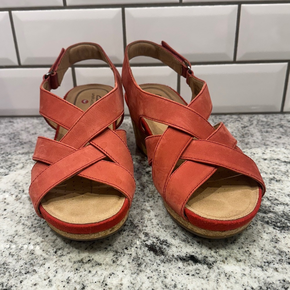 Clarks Unstructured Coral Dusty Red Suede Wedge Sandals Women's 8 Cork Sole